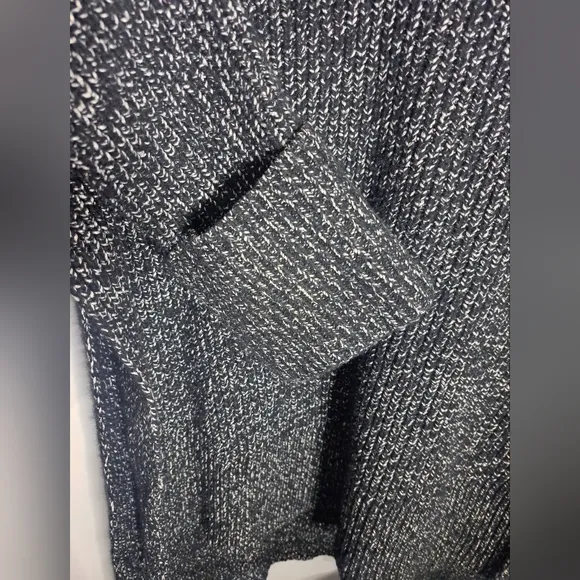 ATHLETA Shasta V-Neck Oversized Chunky Sweater Black and Grey Size Meduim