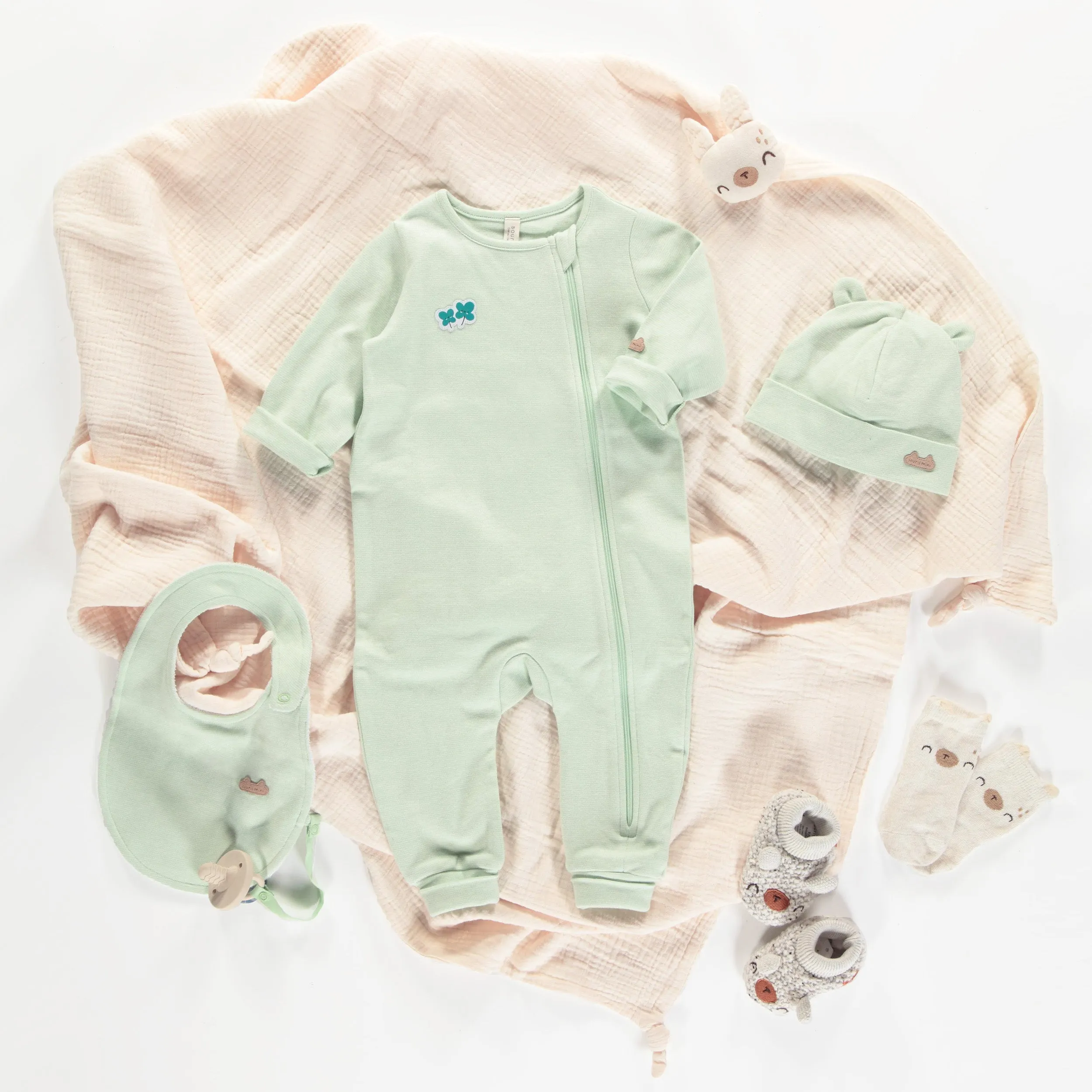 Bavoir à minces rayures vertes et crèmes en coton biologique, naissance || Green and cream thin striped bib in organic cotton, newborn