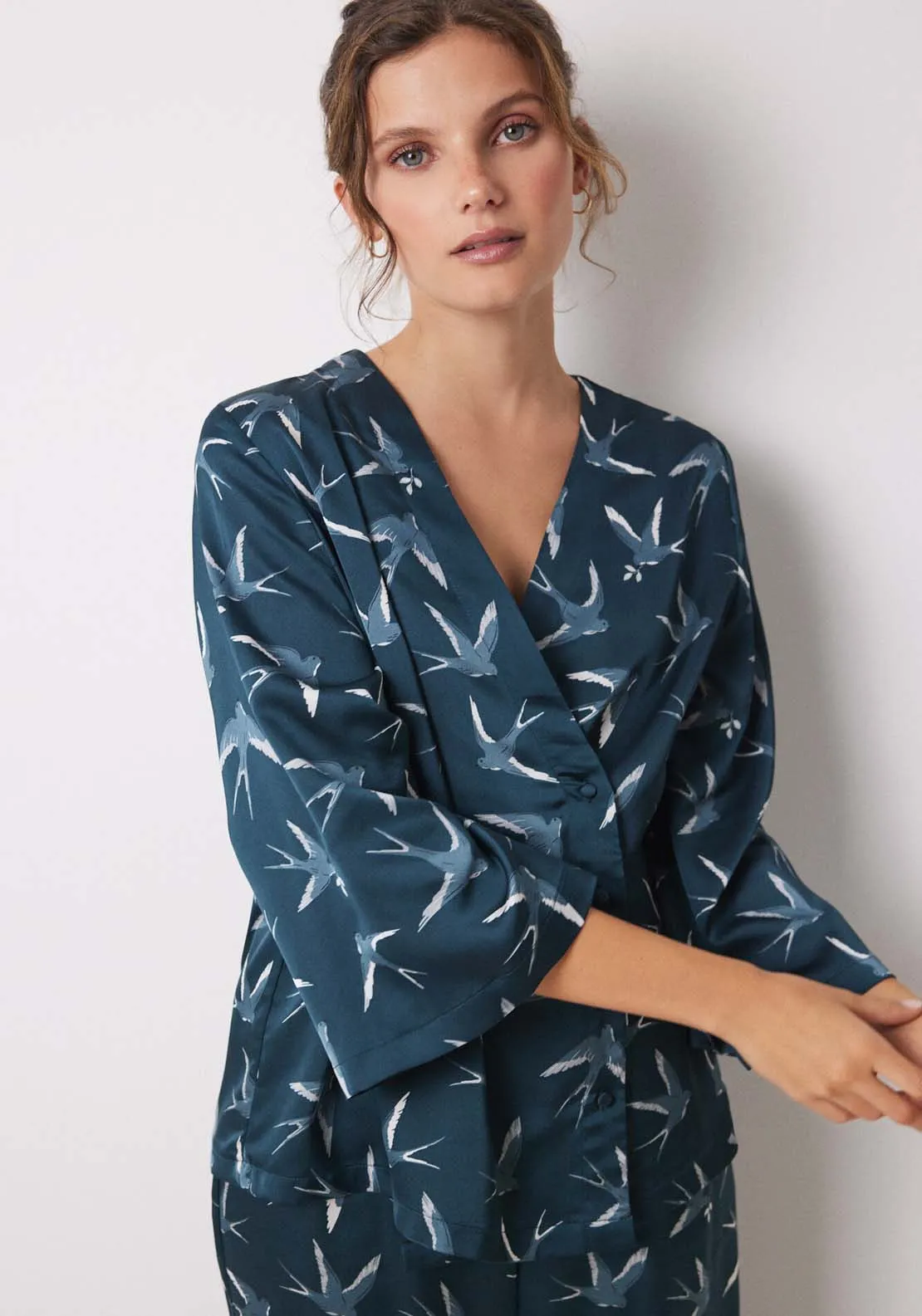 Long satin pajamas with bird print - Green