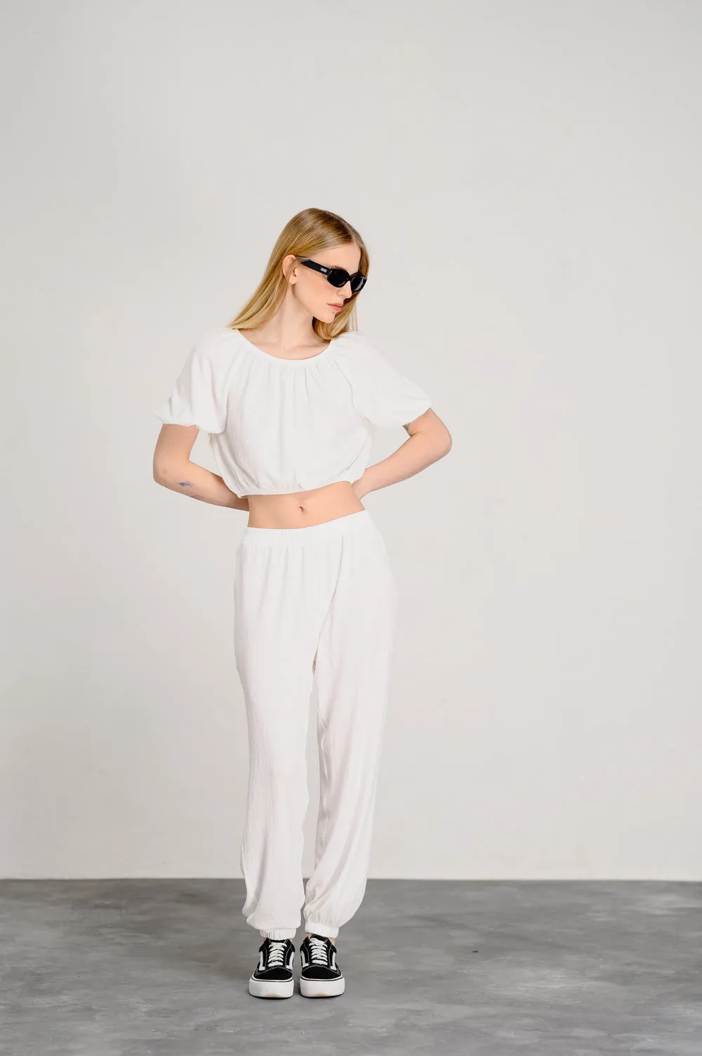 Loose two-piece suit in milky color