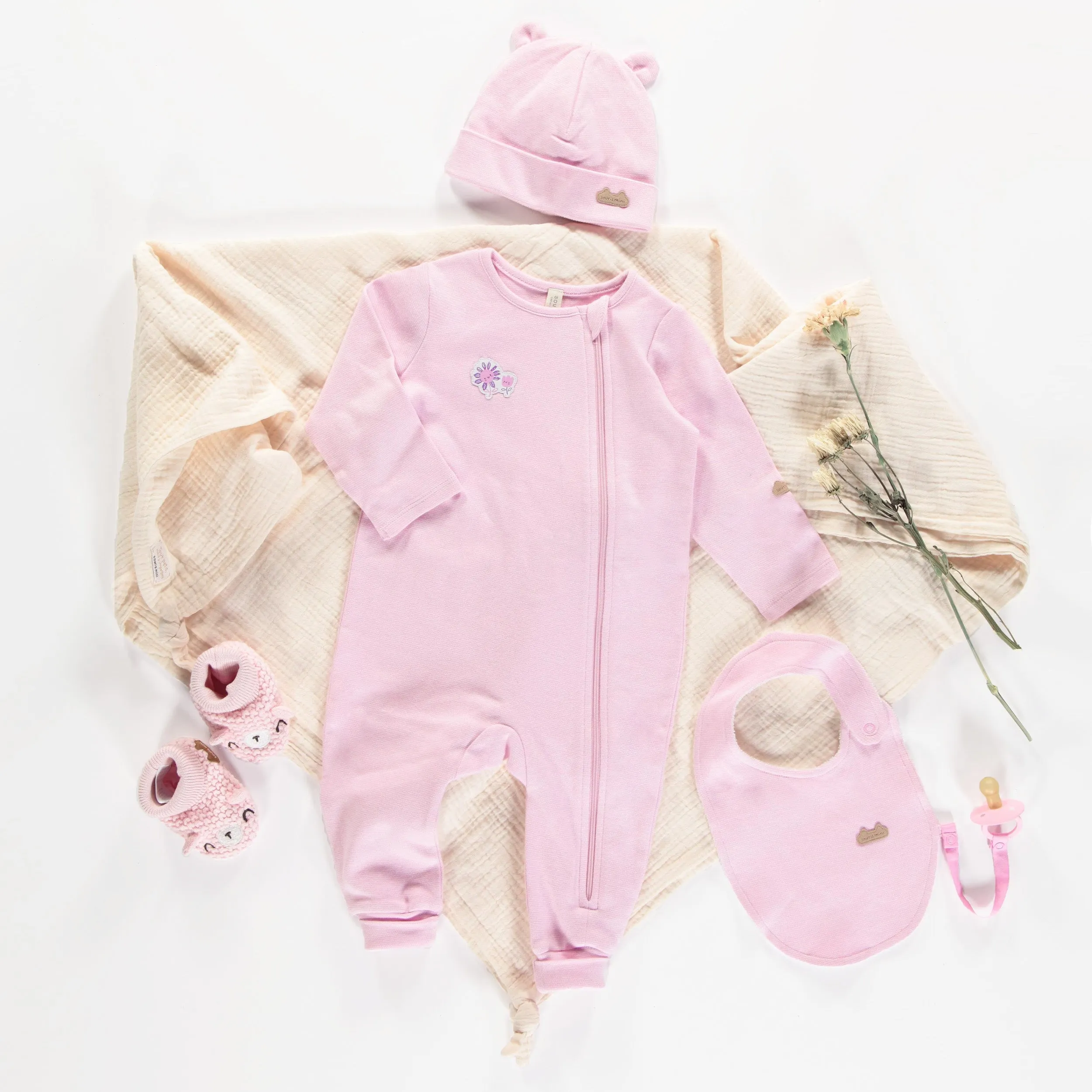 Pyjama à manches longues mauve et crème à rayures en coton biologique, naissance || Purple and cream one-piece long sleeved pajama with print, newborn