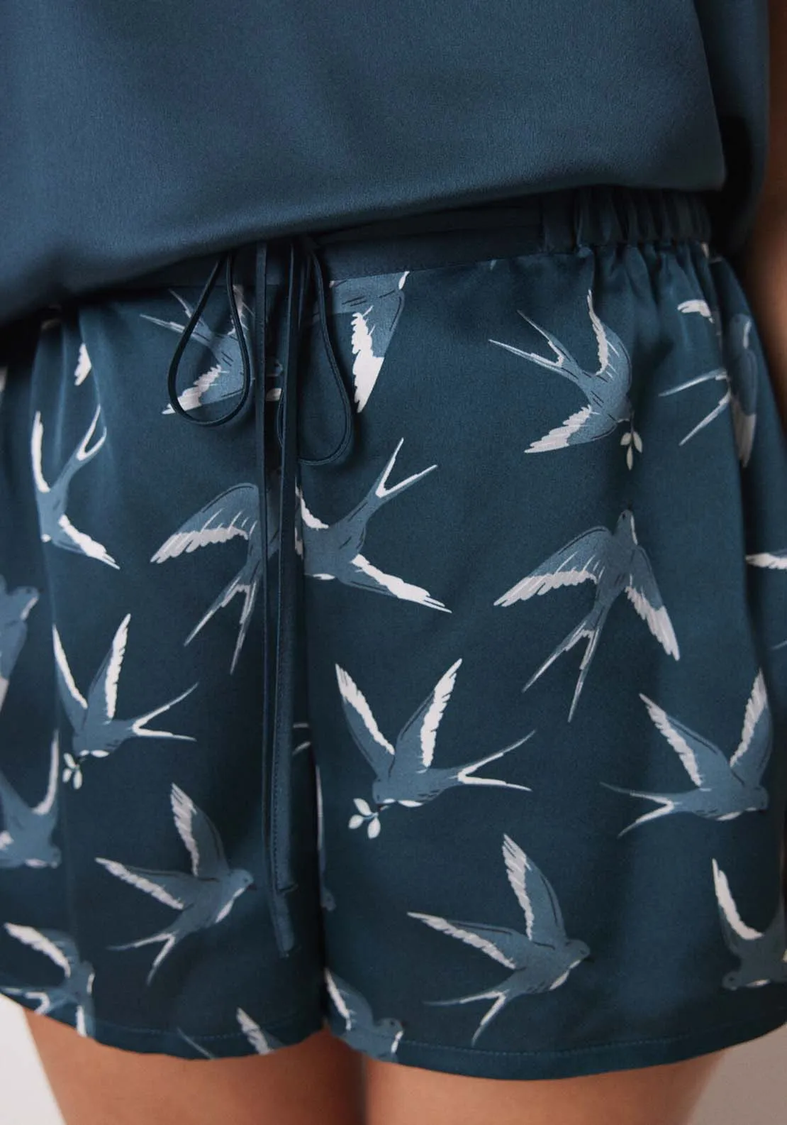 Short satin pajamas with bird print - Bottle